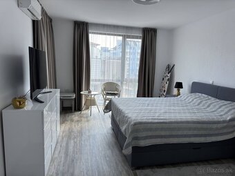 Priestranný a svetlý dvojizbový apartmán v jednej z najobľúb - 8