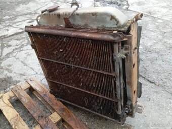 BULDOZER T130 CHLADICE A HYDRAULICKE VALCE - 8