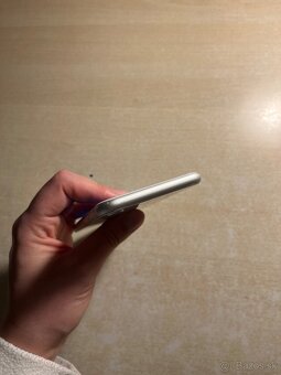 Biely IPhone 8 - 128 GB - 8