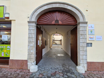 Komerčné priestory v centre s dvorom 120m2 a garážou. TOP PO - 8