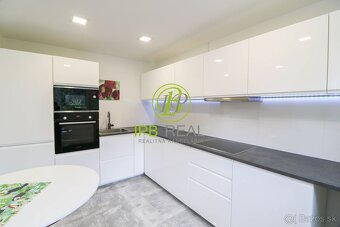 Pekný 7-izbový kompletne zariadený rodinný dom s garážou s v - 8