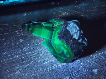 Vulkanický Achát - UV aktívny - 8