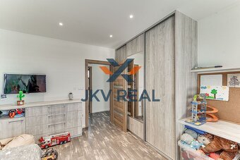 Moderný 5-izbový rodinný dom + bazén, altánok, záhrada | Veľ - 8