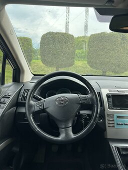Predám Toyotu Corollu Verso 2.2 D 135 Terra - 8