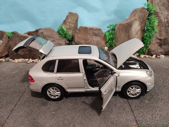 Prodám model 1:18 Porsche cayenne S - 8