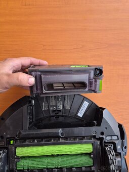 iRobot Roomba J7+ so stanicou - 8