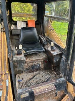 Šmykový nakladač UNC 060 - 8