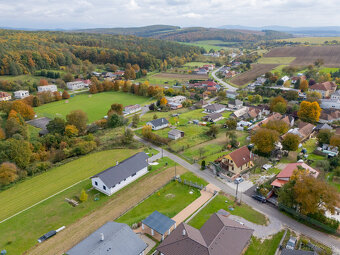 Exkluzívne iba u nás na predaj stavebný pozemok 1251m2 , Bre - 8