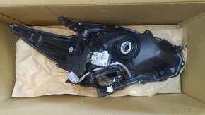 Predám na Toyotu Prius III 2013-2015 Ľavý Predný Bi LED svet - 8