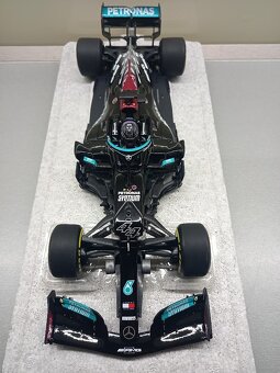 F1 MERCEDES W12 HAMILTON VÍTĚZ BAHRAINU 2021 MINICHAMPS 1:18 - 8