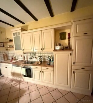 Krémová venkovská kuchyně s vestavěnými spotřebiči,5654 - 8