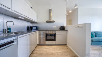 Príjemný 3-izbový byt s predzáhradkou a parkovaním TRI VODY  - 8