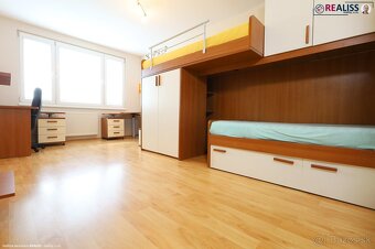 Veľkometrážny 3-izbový. zrekonštruovaný a zariadený byt - 8