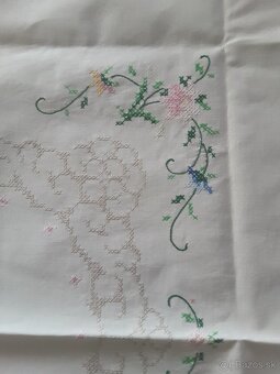 Predaj ručne vyšívaného prestierania - 8