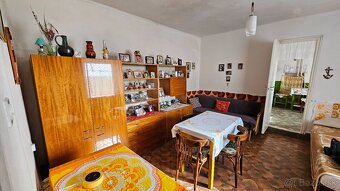 Vilyvitány zachovalý 3i RD s pivnicou a peknou záhradou - 8