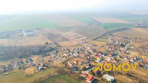 Rovinatý pozemok s inžinierskymi sieťami blízko Nitry - 8