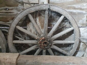 Predam 103 ročné drevene oje z voza z s kovanim z roku 1922. - 8