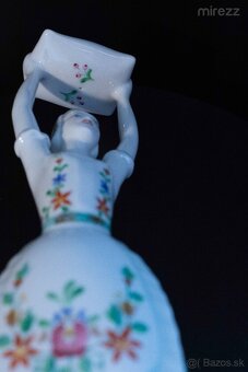 Porcelánová figúrka Hollohaza - Dievča s vankúšom - 8