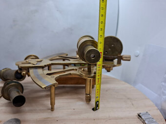 Predám starý námorný sextant + dva okuláre 120 € - 8