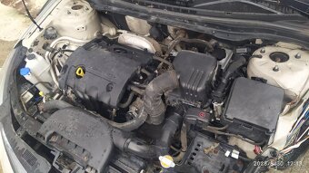 HYUNDAI I 30 1,4 benzín 2012 - 8