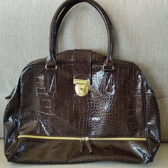 Hnedá lesklá kabelka - 8