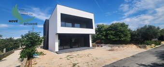 Novostavba domu s výhľadom na more a bazénom v Chorvátsku v - 8