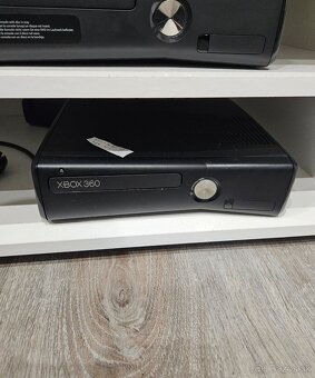 rozpredam xbox 360ky + kinect, ovladac, adapter - 8