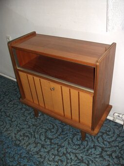 Predám krásnu retro skrinku(komodu). - 8