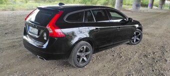 Volvo V60 D4 2.0L Drive-E Base Geartronic 133kW181HP A8 - 8