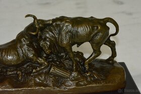 Bronzová soška - Souboj býků na mramoru - 8