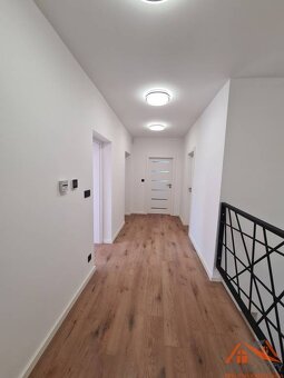 Na predaj krásny trojpodlažný rodinný dom Nová Stráž - 8
