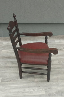 Set nízkych stoličiek s rebríkovým operadlom. - 8