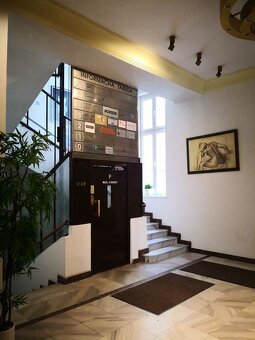 Kancelársky celok v historickej budove centre Bratislavy na  - 8