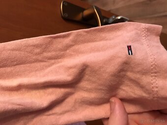 TOMMY HILFIGER originál pudrove damske tricko S/M - 8