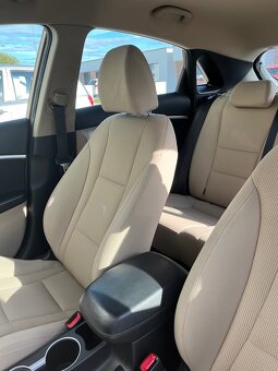 Hyundai i30 hnedá karoséria 1.4 benzín 2013 73kw - 8