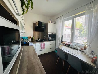 Na predaj 3 izbový zrekonšt.a zariadený byt v Brezne s balk. - 8