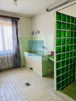 Ponúkame na predaj 5 - izbový poschodový podpivničený dom v  - 8