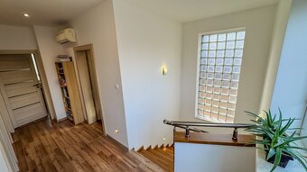 PRIESTRANNÝ ZREKONŠTRUOVANÝ RODINNÝ DOM V CENTRE SENCA - 8