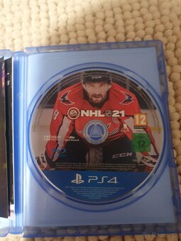 PlayStation 4 + hry – rok používaná
 - 8