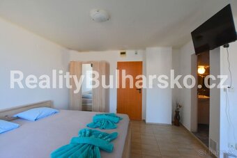 Útulné zařízené studio1+kk,45m² s terasou 250m od pláže - 8