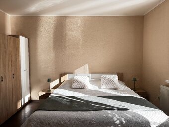 NA PREDAJ: 3-izbový byt s terasou, záhradou a garážou - 8