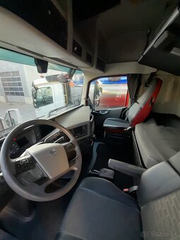 ŤAHAČ VOLVO - 8