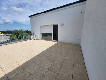 Na predaj 3 izbový Penthouse byt 22 m. od Bratislavy - Levél - 8