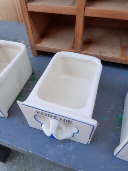 Predám keramické koreničky v drevenej poličke - 8