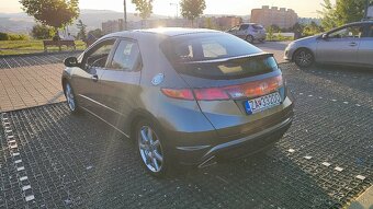 Predám Hondu Civic 1.8 Vtec SPORT - 8