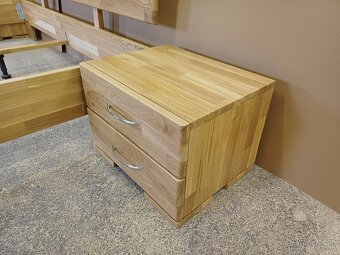 Predám masívnu dubovú posteľ 180x200 + 2 nočné stolíky - 8
