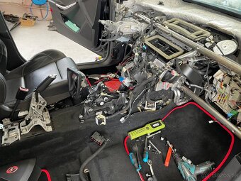 Autolakovňa-Servis-Pneuservis-Montáž ťažných zariadení - 8