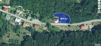 Slnečný stavebný pozemok v dedine pri lese, s garážou - 8