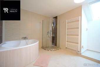 Veľký moderný 7 izbový rodinný dom s dvojgarážou, krytou ter - 8