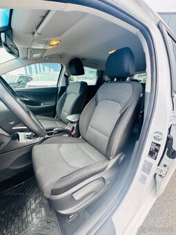Hyundai i30 CW 1.6 CRDi Family / Odpočet DPH / - 8